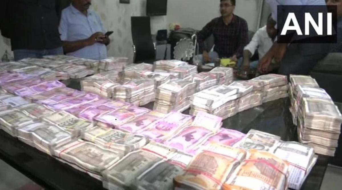 VIDEO: बिहारमध्ये सरकारी अधिकाऱ्यांच्या घरातून सापडले ४ कोटींचे घबाड, पैसे मोजताना अधिकाऱ्यांची दमछाक