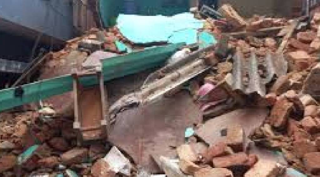 मुंबई : कुलाब्यात एक मजली बांधकाम पडून दोघे जखमी