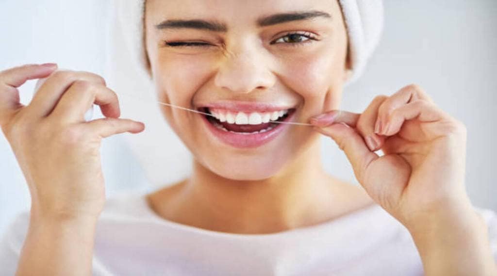 Oral Health Tips: ब्रश केल्यानंतरही फ्लॉसिंग करणे खूप महत्वाचे आहे; जाणून घ्या त्याचे आश्चर्यकारक फायदे