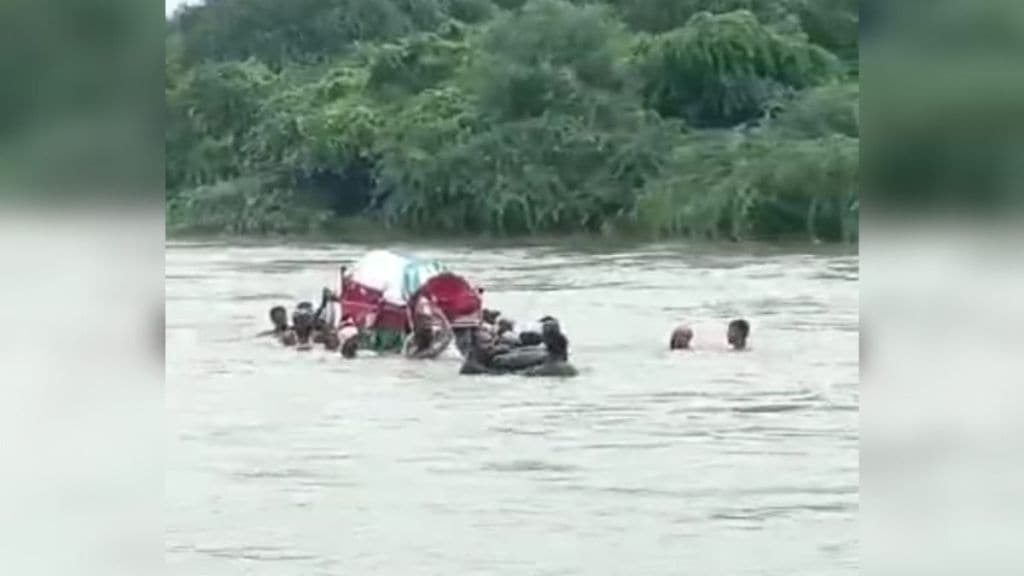 VIDEO: मरणानंतरही मरण यातना! पुलाअभावी नदीच्या पाण्यातून काढावी लागली अंत्ययात्रा, सोलापुरातील घटना