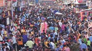 huge crowd in mumbai thane market