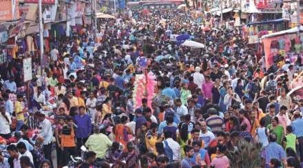 huge crowd in mumbai thane market