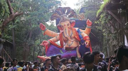 कार्यशाळांतून गणेशमूर्ती मंडपस्थळी मार्गस्थ