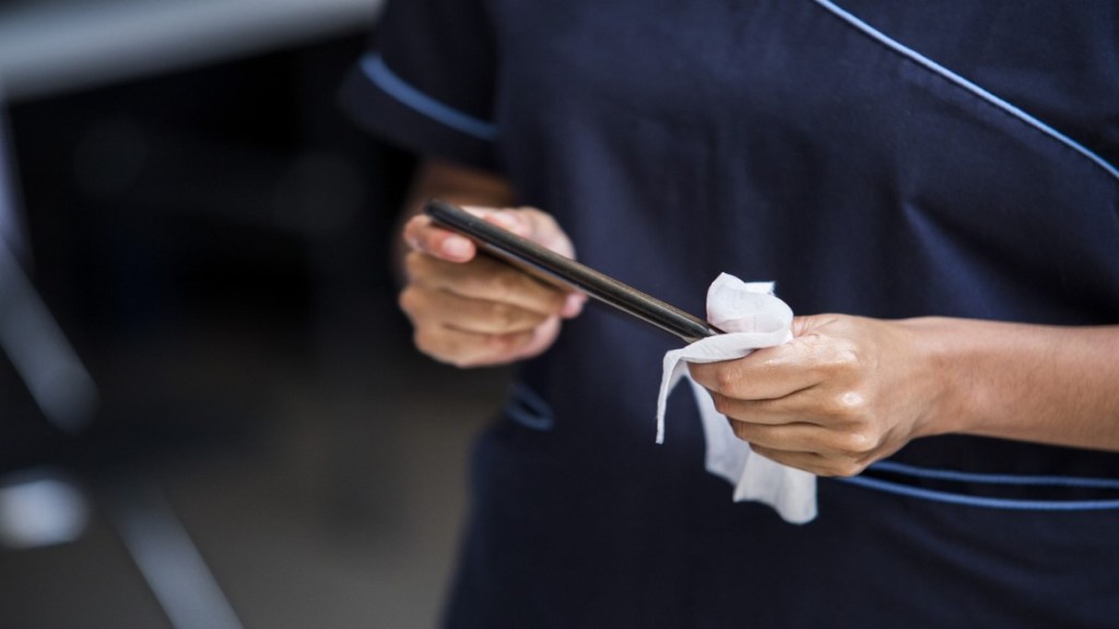 Smartphone Tips : तुम्हीही ‘या’ पद्धतीने स्वच्छ करता आपला स्मार्टफोन? होऊ शकते स्क्रीनचे नुकसान