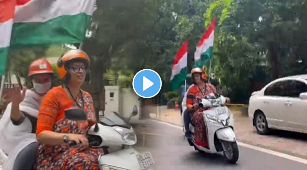 VIDEO: स्मृती इराणी बनल्या सारथी, स्कुटीनं गाठलं भारती पवारांचं कार्यालय