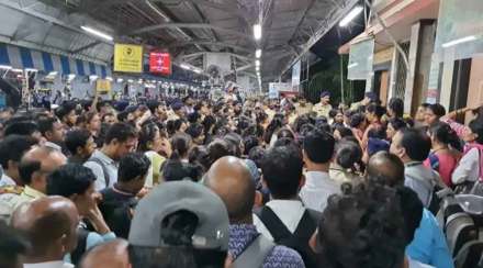 सलग दुसऱ्या दिवशीही प्रवाशांकडून घोषणाबाजी ; साधी लोकल बंद करून वातानुकूलित केल्यामुळे संताप