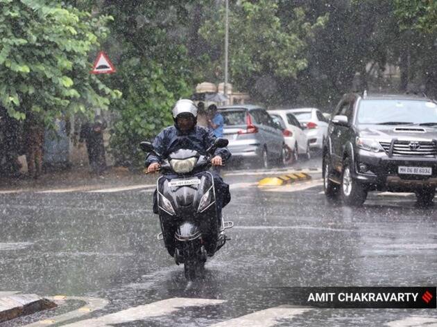 विमानतळ रोड, अंधेरीतील मरोळ नाका आणि साकीनाका जंक्शन आणि पवईतील कमल अमरोही स्टुडिओजवळ प्रचंड वाहतूक कोंडी झाली होती.