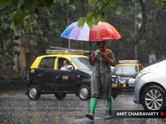 लोको इंजिनमध्ये झालेल्या बिघाडानंतर सीएसएमटी-पुणे डेक्कन क्वीन ट्रेनचे वेळापत्रक बदलण्यात आले, तर पावसामुळे उपनगरीय रेल्वे सेवाही विस्कळीत झाली.