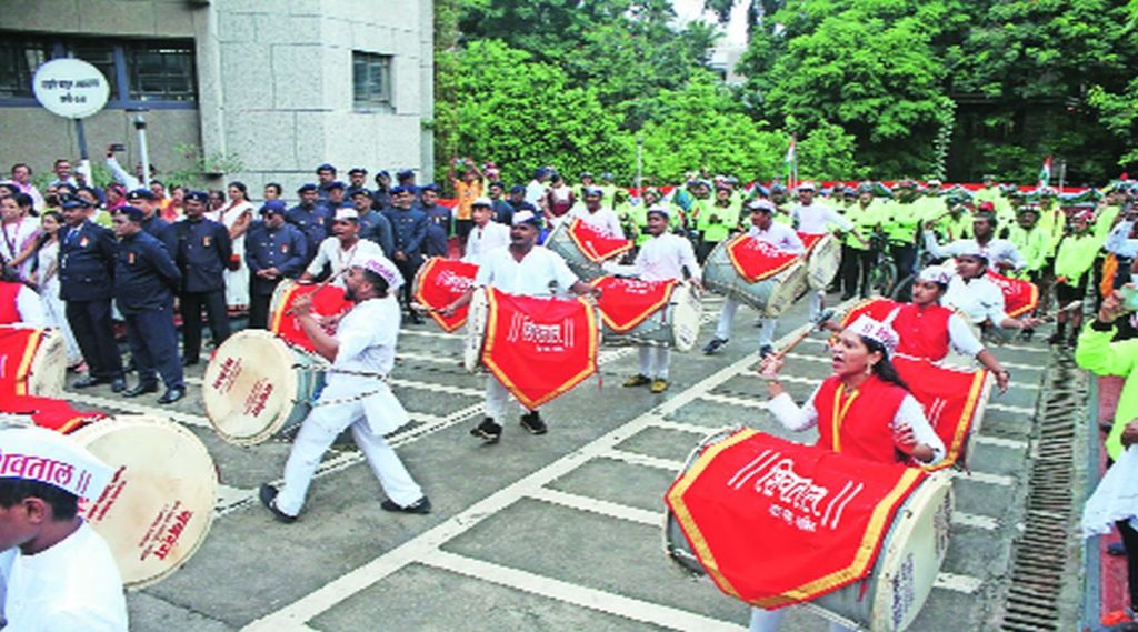 ( नाशिक महापालिकेत समूह राष्ट्रगान कार्यक्रमावेळी सुरू असलेले ढोलवादन )