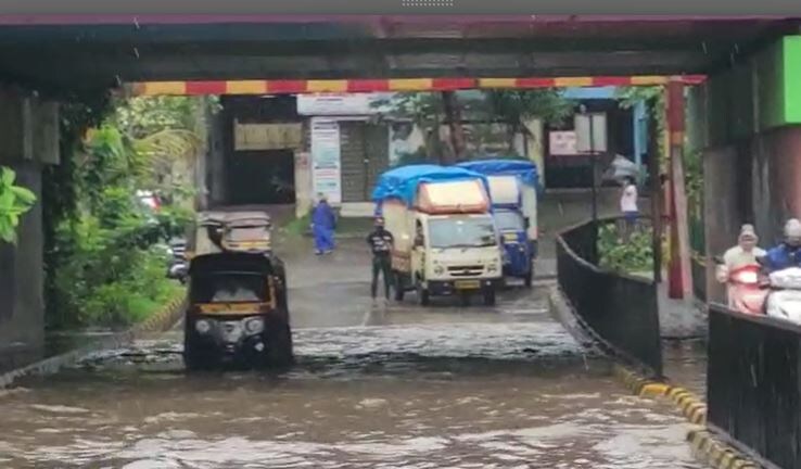 आज सकाळपासूनच मुंबईमध्ये पावसाला सुरुवात झाली. या पावसामुळे नोकरदारांची धावपळ उडाली.