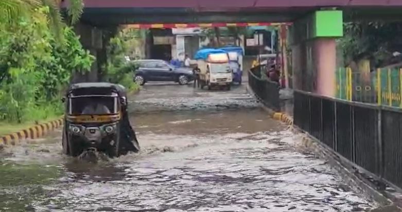 नवी मुंबईतदेखील जोरदार सरी बरसल्या. येथे रस्त्यांवर अनेक ठिकाणी पाणी साचले होते.