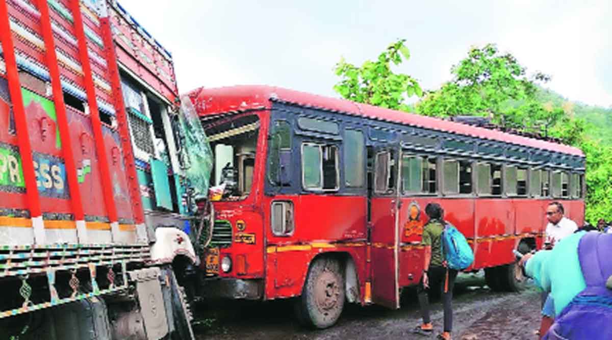 डहाणू तालुक्यातील साखरे घाटात येताच एका वळणावर बस आणि ट्रकची समोरासमोर धडक झाली.