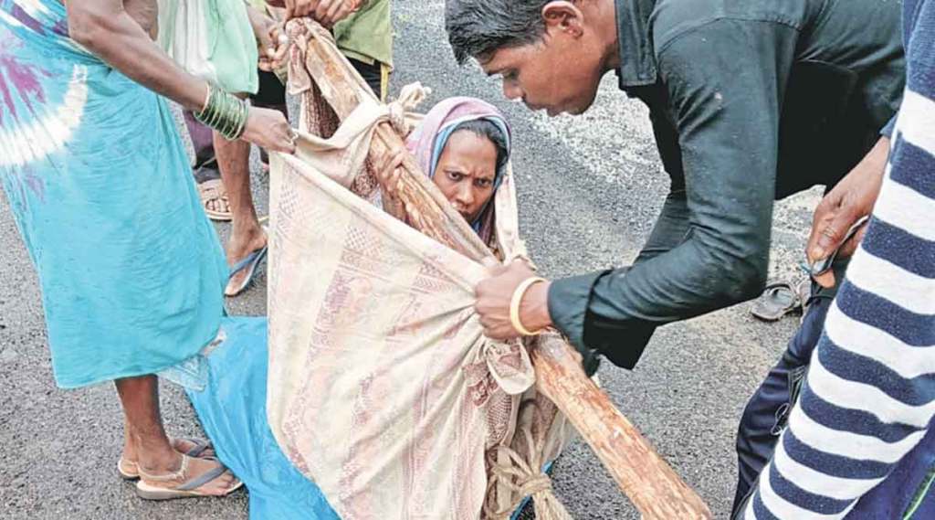 प्रकृती गंभीर झालेल्या महिलेचा आरोग्य केंद्रापर्यंत  डोलीने प्रवास