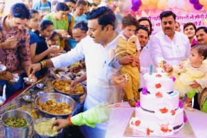 CM praises father who distributes 1 lakh panipuri on daughter's first birthday