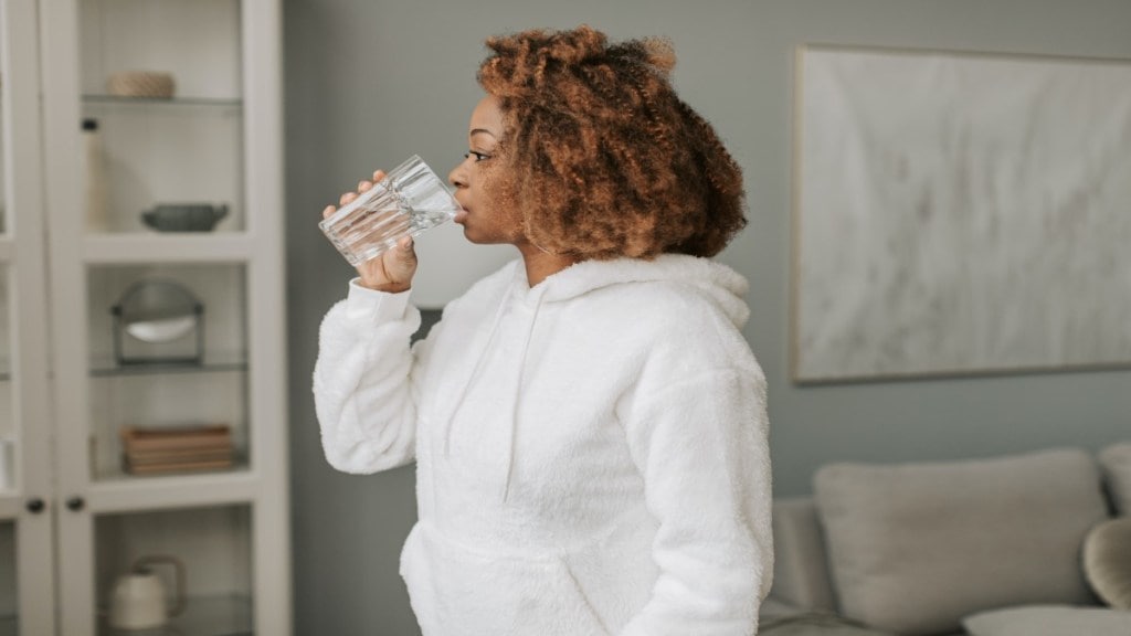 Health Tips : पाणी पिण्याची योग्य पद्धत तुम्हाला माहित आहे का? एक चूक ठरू शकते गंभीर आजारांचे कारण