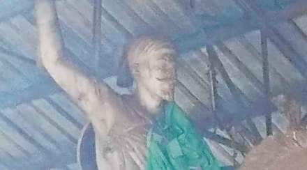 छत्रपती शिवाजी महाराजांचा पुतळा सॅण्डहस्र्ट रोड येथील वाडीबंदर परिसरातील रेल्वेच्या शेडमध्ये ठेवण्यात आला आह़े 