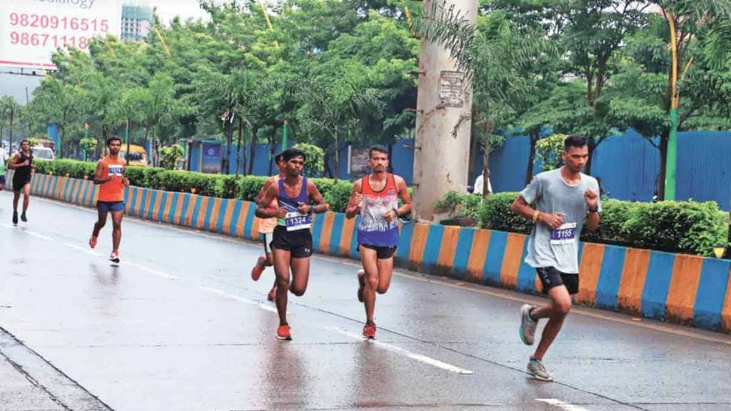 ठाणे मॅरेथॉनमध्ये धावताना सहभागी धावपटू (छाया : दीपक जोशी)