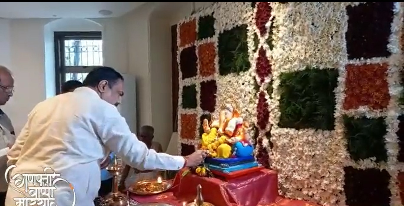 राष्ट्रवादी काँग्रेसचे नेते जयंत पाटील यांनी देखील मोठ्या उत्साहात गणरायाचे स्वागत केले.