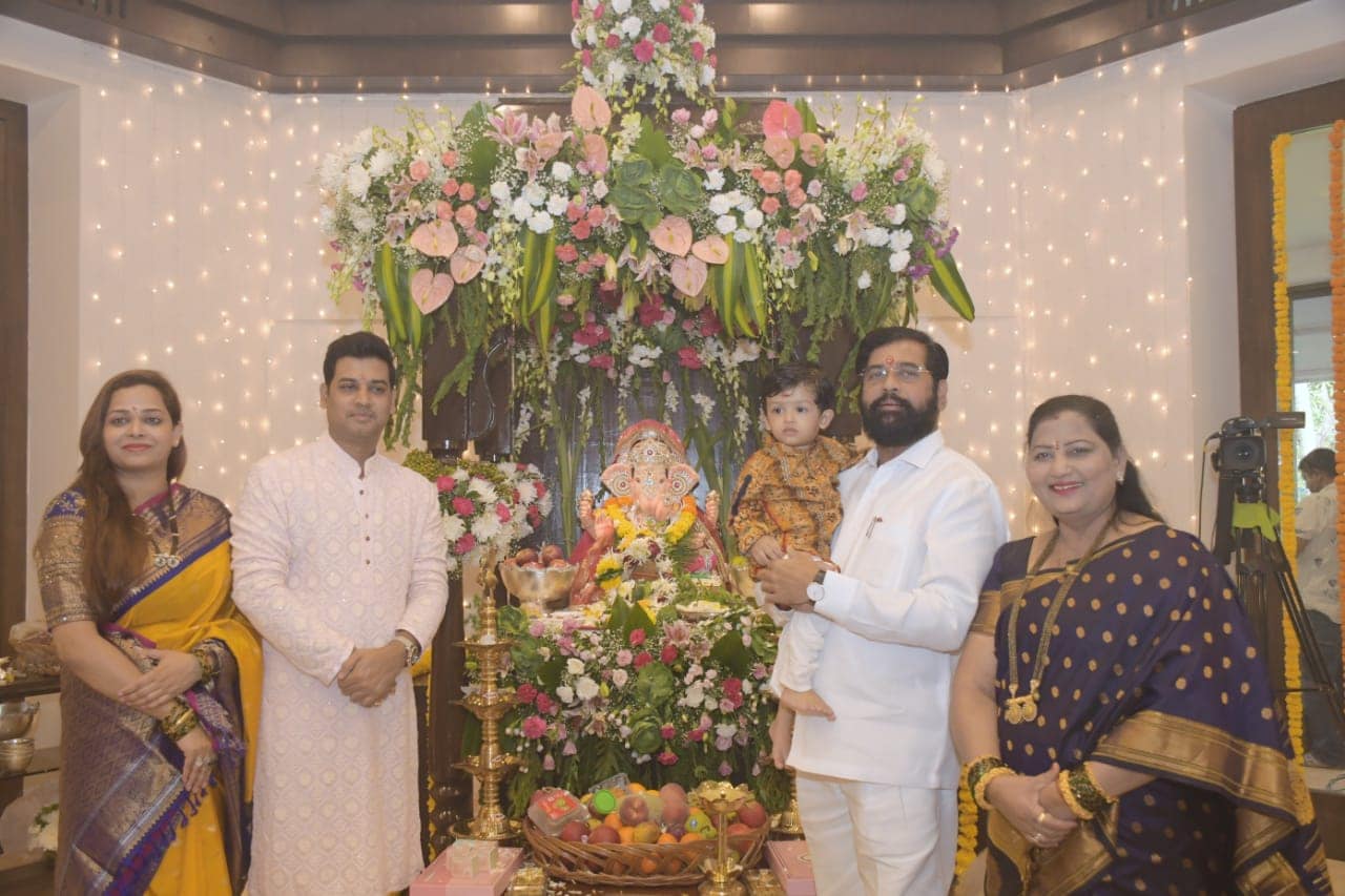 “राज्यातील तमाम गणेश भक्तांना गणेशोत्सवाच्या मंगलमयी शुभेच्छा”, असं म्हणत एकनाथ शिंदेंनी राज्यातील गणेश भक्तांना पर्यावरणासह इतर गोष्टींवर भर देण्याचंही आवाहन केलं.