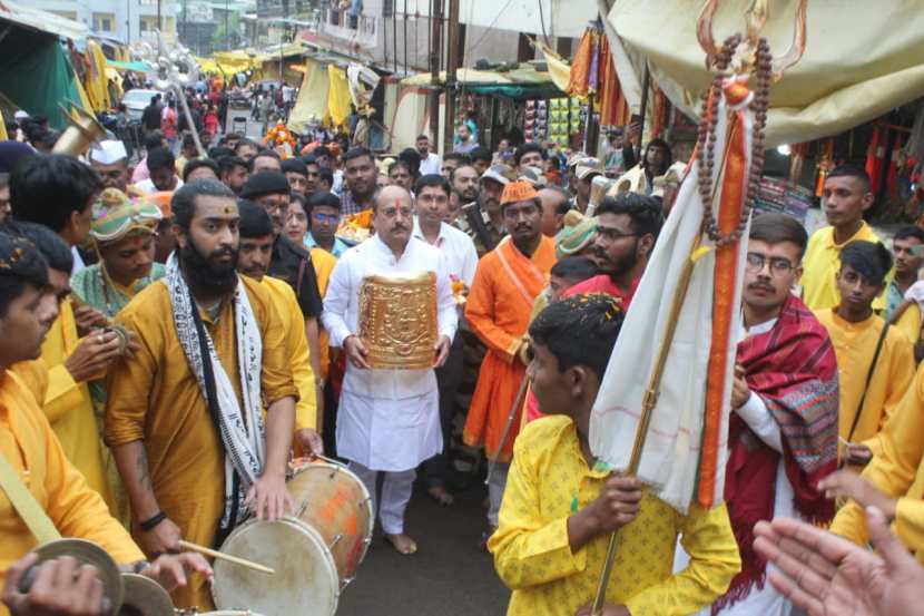 पहाटे सप्तशृंगी देवीच्या आभूषणांची विधिवत पूजा व मिरवणूक काढून देवीच्या नवरात्रोत्सवाला प्रारंभ झाला 