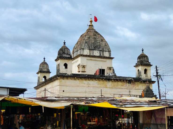 आदिवासी गोंड राजाने बांधलेल्या किल्ल्याच्या परकोटावर महाकाली मातेचे मंदिर आहे.