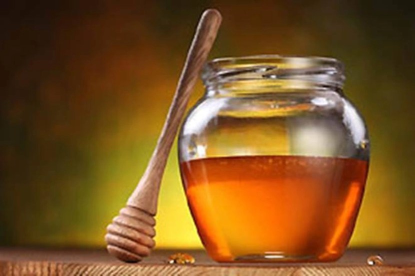रिकाम्या पोटी एक ग्लास पाण्यात मध मिसळून प्यायल्यास वजनही कमी होऊ शकते. अशा परिस्थितीत तुम्ही कोमट पाण्यात मध मिसळून पिऊ शकता.