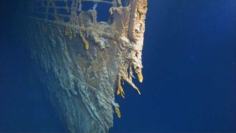 Titanic footage emerges after 110 years: १९१२ साली समुद्रात बुडालेले टायटॅनिक अनेकदा चर्चेचा विषय बनले आहे. समुद्रात बुडण्याच्या काही दिवस आधी हे जहाज इंग्लंडहून अमेरिकेला रवाना झाले होते. दिसायला अतिशय प्रेक्षणीय असलेले हे सुंदर जहाज पहिल्याच प्रवासाला निघाले होते, ते नक्कीच बुडण्यासारखे नव्हते. ११० वर्षांपूर्वी समुद्रात बुडालेल्या या जहाजाचे काही फुटेज आणि फोटोज समोर आली आहेत. जे रिलीज होताच चर्चेचा विषय बनले आहेत.