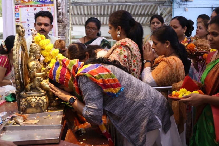 दरवर्षी लाखो भाविक नवरात्रोत्सवाच्या काळात देवीच्या दर्शनासाठी येतात.