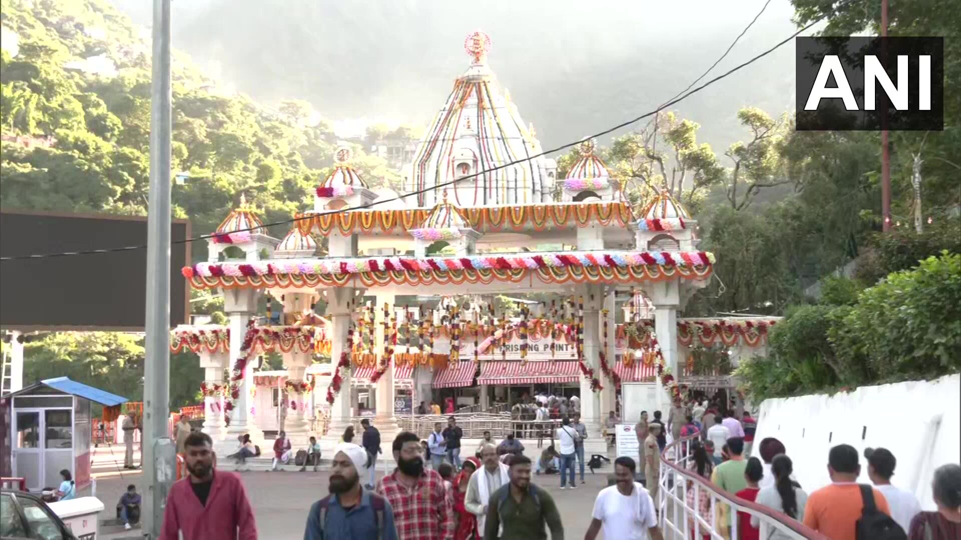 Large number of Devotees arrived at Vaishno Devi Temple on first day of Navratri