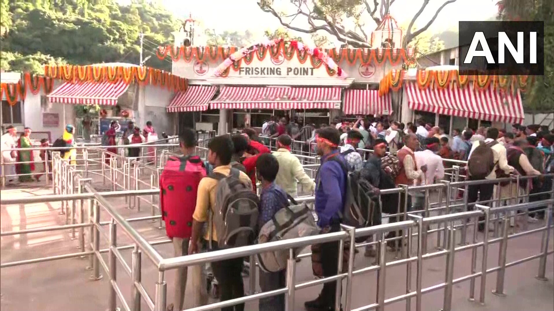 Large number of Devotees arrived at Vaishno Devi Temple on first day of Navratri