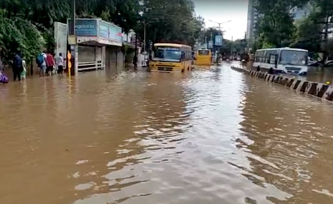 अनेक भागात वाहनं पुराच्या पाण्यात अडकून पडली आहे.