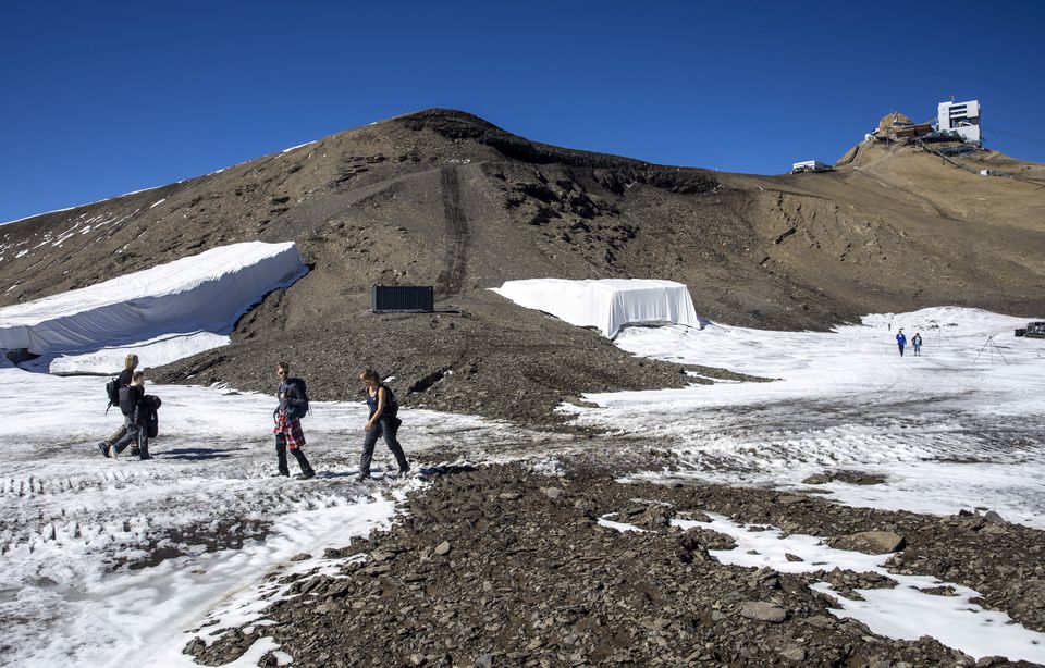 या दोन्ही हिमनद्या २८०० मीटर म्हणजेच ९१८६ फूट उंचीवर आहेत. या महिन्याच्या अखेरीस हा खडकाळ रस्ता पूर्णपणे वर येईल, असा शास्त्रज्ञांचा अंदाज आहे. कारण हिमनदी वितळणे आणि स्की रिसॉर्टवरील बर्फ वितळणे हे अजूनही सुरू आहे.