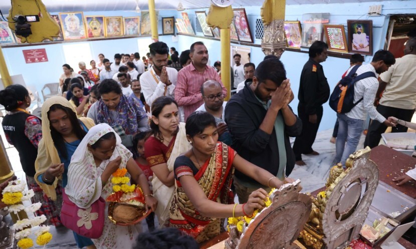 करोनानंतर तब्बल २ वर्षानंतर निर्बंधमुक्त नवरात्रोत्सव साजरा करण्यात येत असल्यामुळे भक्तांमध्ये उत्साहाचे वातावरण आहे.