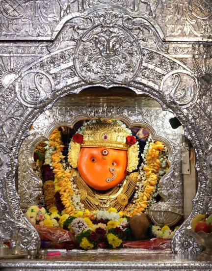 पुण्याच्या चतुःशृंगी देवीच्या मंदिरातही नवरात्रोत्सवास मोठ्या उत्साहाने प्रारंभ झाला.