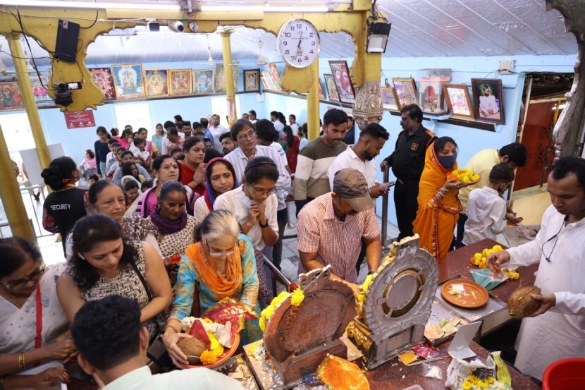 नवरात्रोत्सवाच्या पहिल्या दिवशी भक्तांनी देवीचे मंदिर फुलून गेले होते.