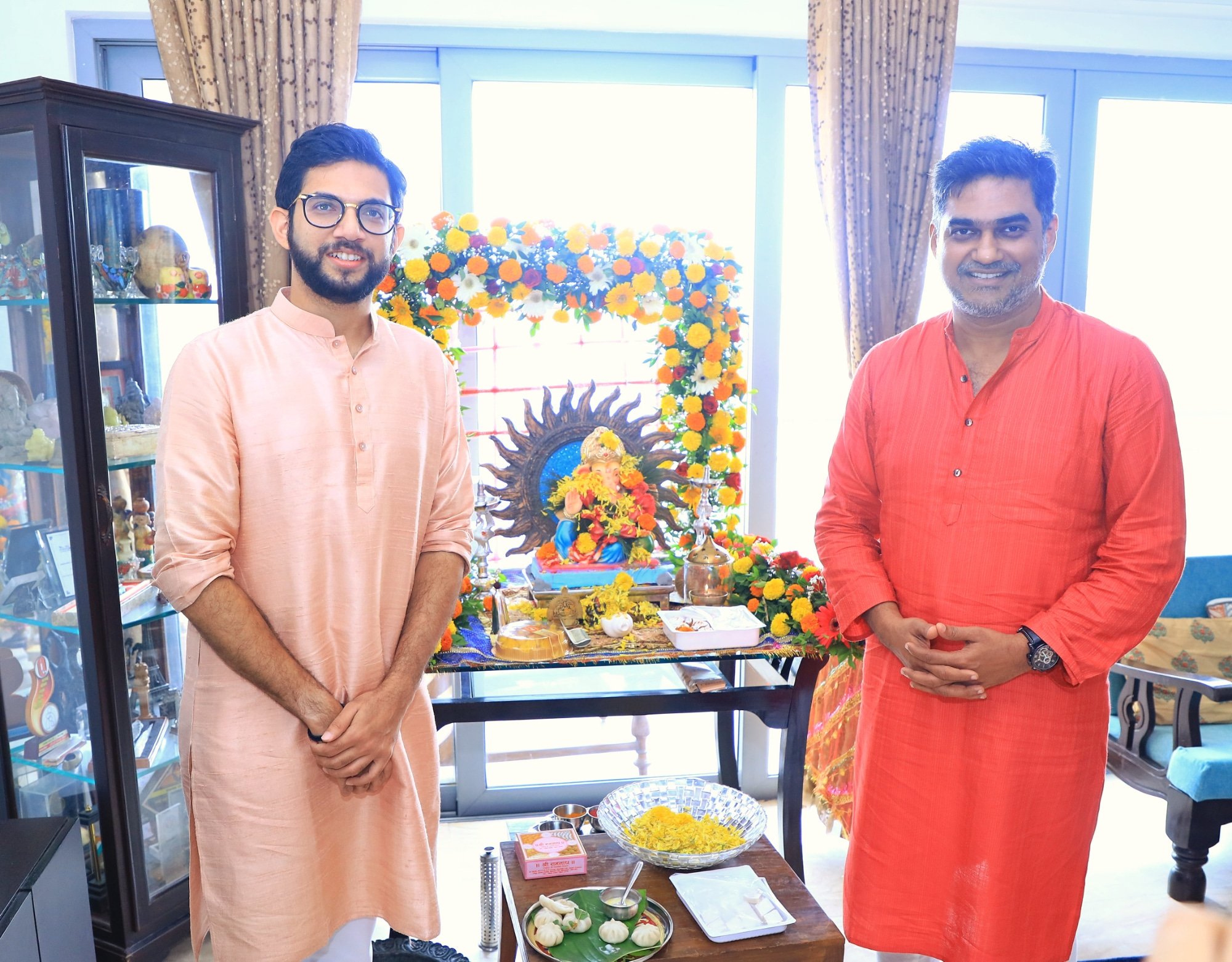 Ganesh Utsav 2022 Shiv Sena Leader Aditya Thackeray Visited Various Supporters home and Lalbagh Cha Raja With Ex CM Uddhav Thackeray