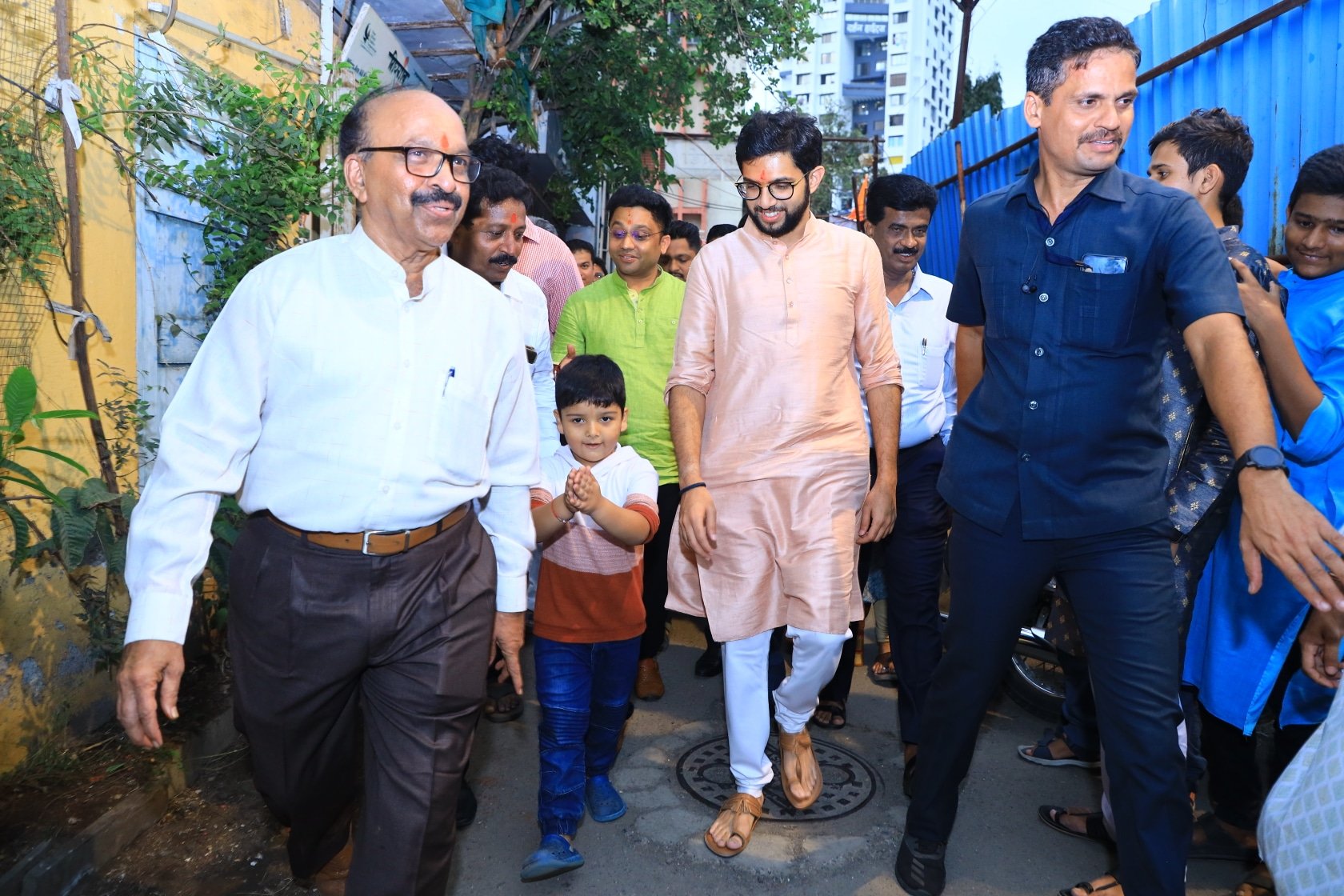 Ganesh Utsav 2022 Shiv Sena Leader Aditya Thackeray Visited Various Supporters home and Lalbagh Cha Raja With Ex CM Uddhav Thackeray