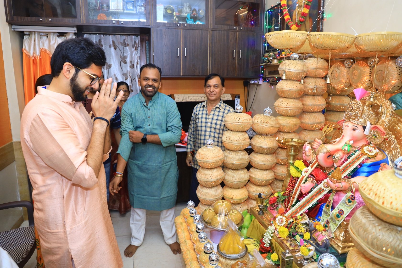 Ganesh Utsav 2022 Shiv Sena Leader Aditya Thackeray Visited Various Supporters home and Lalbagh Cha Raja With Ex CM Uddhav Thackeray