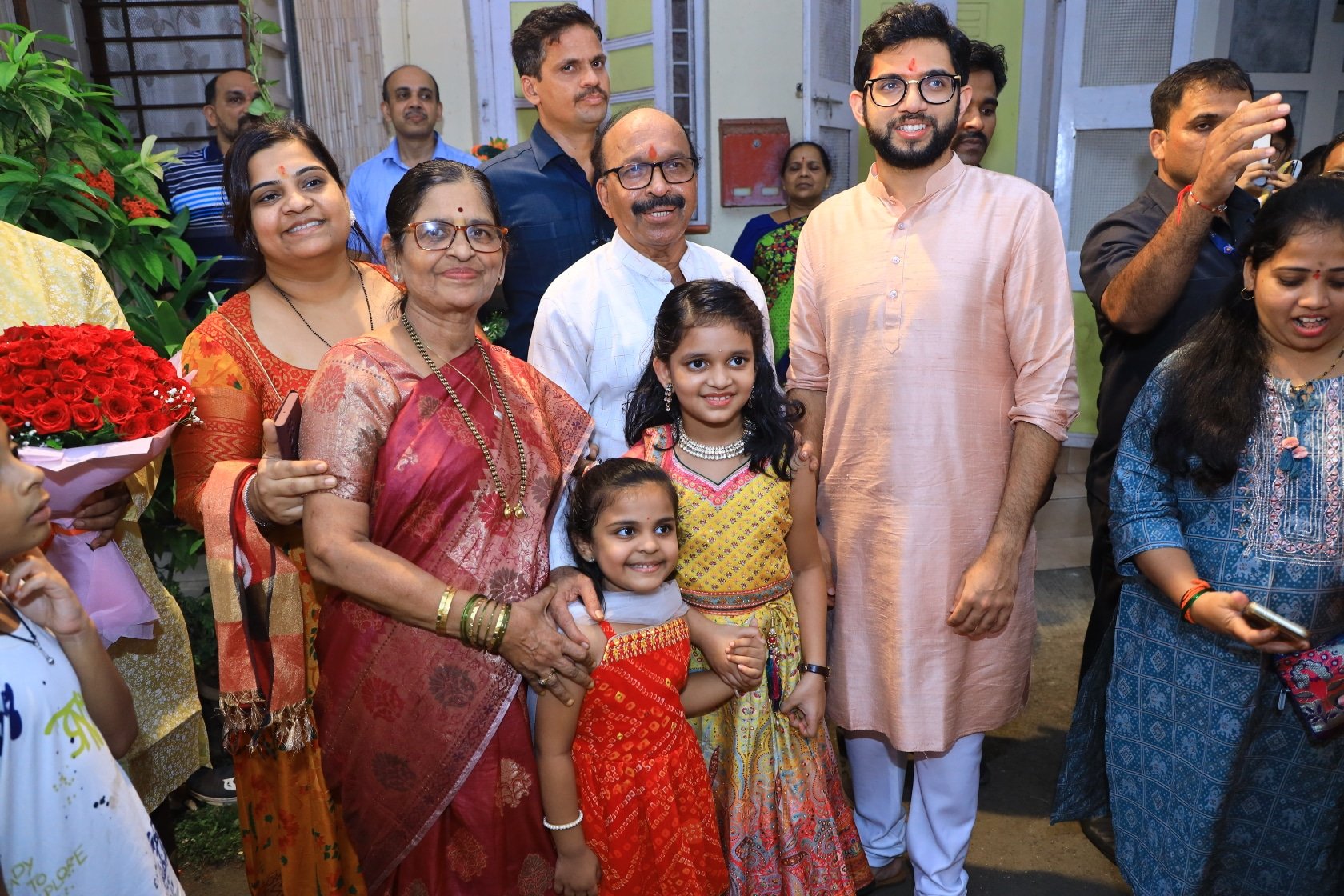 Ganesh Utsav 2022 Shiv Sena Leader Aditya Thackeray Visited Various Supporters home and Lalbagh Cha Raja With Ex CM Uddhav Thackeray