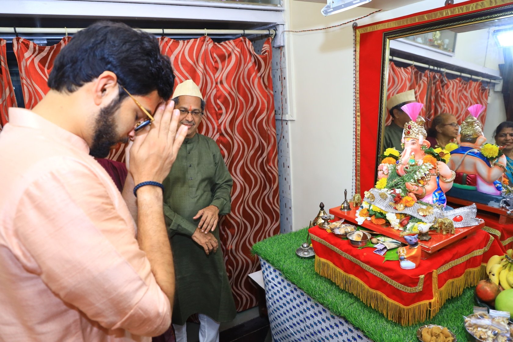 Ganesh Utsav 2022 Shiv Sena Leader Aditya Thackeray Visited Various Supporters home and Lalbagh Cha Raja With Ex CM Uddhav Thackeray