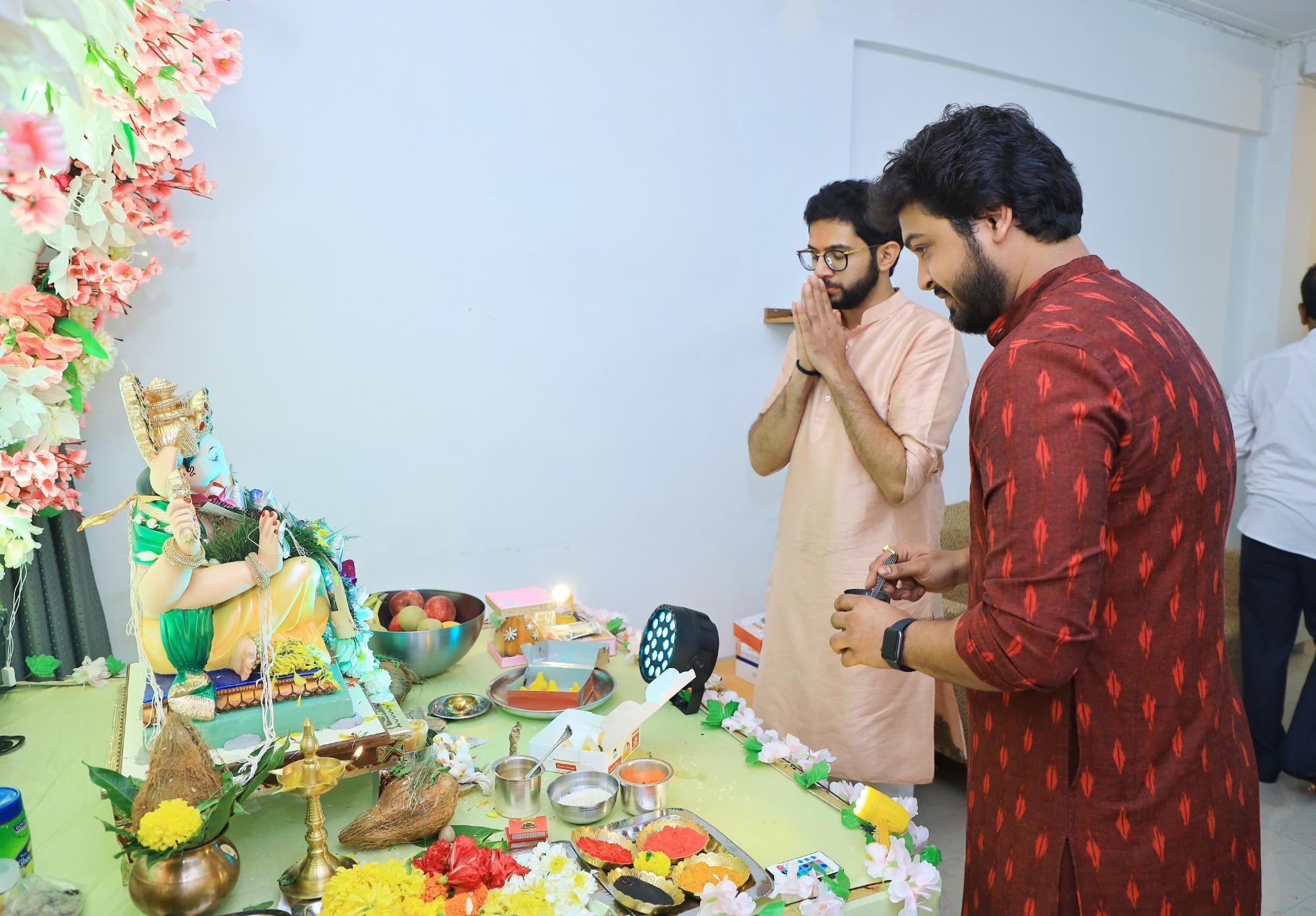 Ganesh Utsav 2022 Shiv Sena Leader Aditya Thackeray Visited Various Supporters home and Lalbagh Cha Raja With Ex CM Uddhav Thackeray