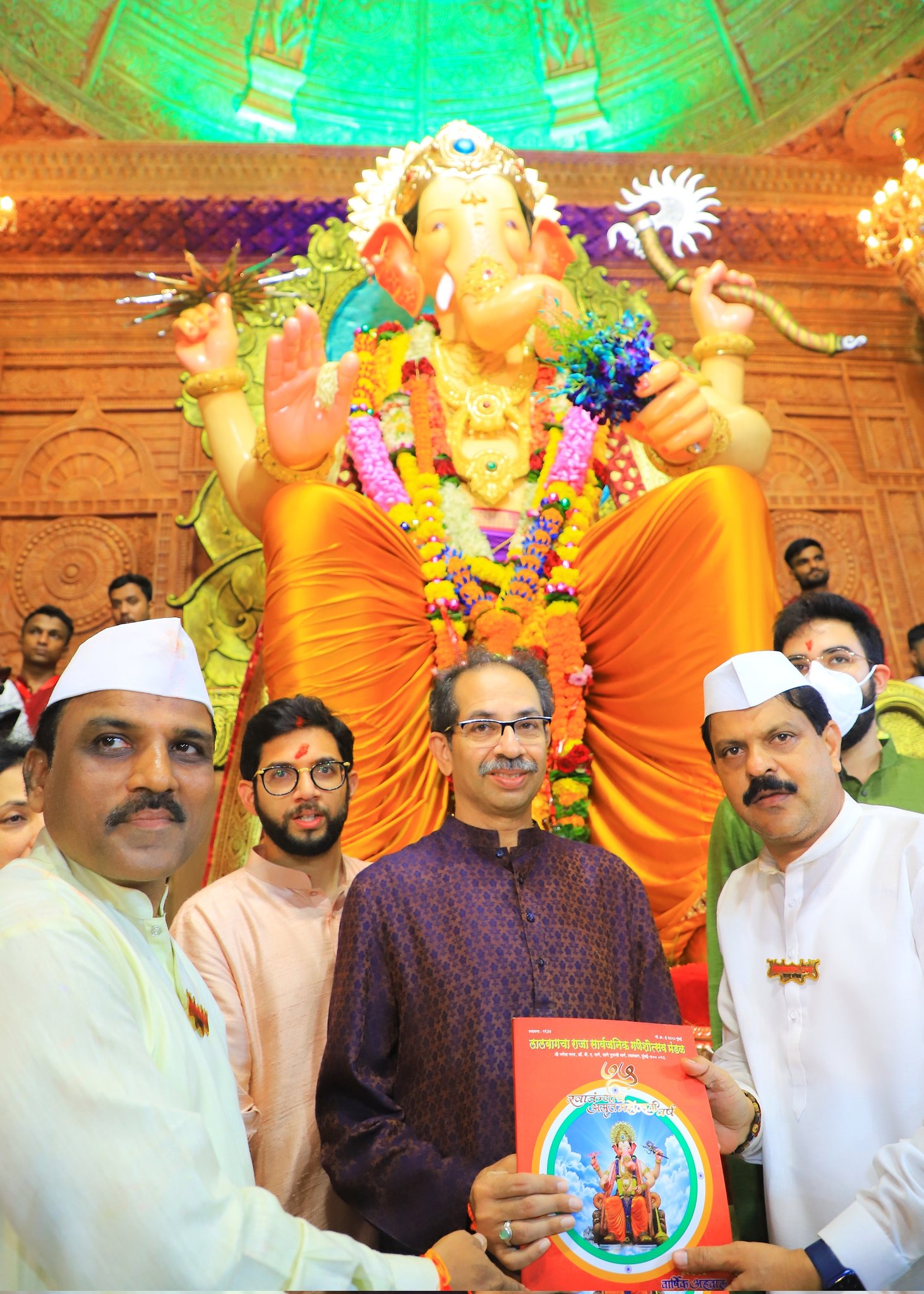 Ganesh Utsav 2022 Shiv Sena Leader Aditya Thackeray Visited Various Supporters home and Lalbagh Cha Raja With Ex CM Uddhav Thackeray