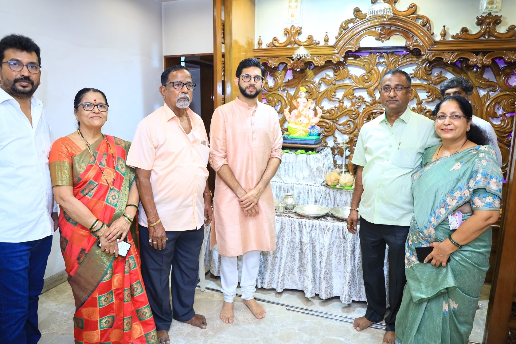 Ganesh Utsav 2022 Shiv Sena Leader Aditya Thackeray Visited Various Supporters home and Lalbagh Cha Raja With Ex CM Uddhav Thackeray