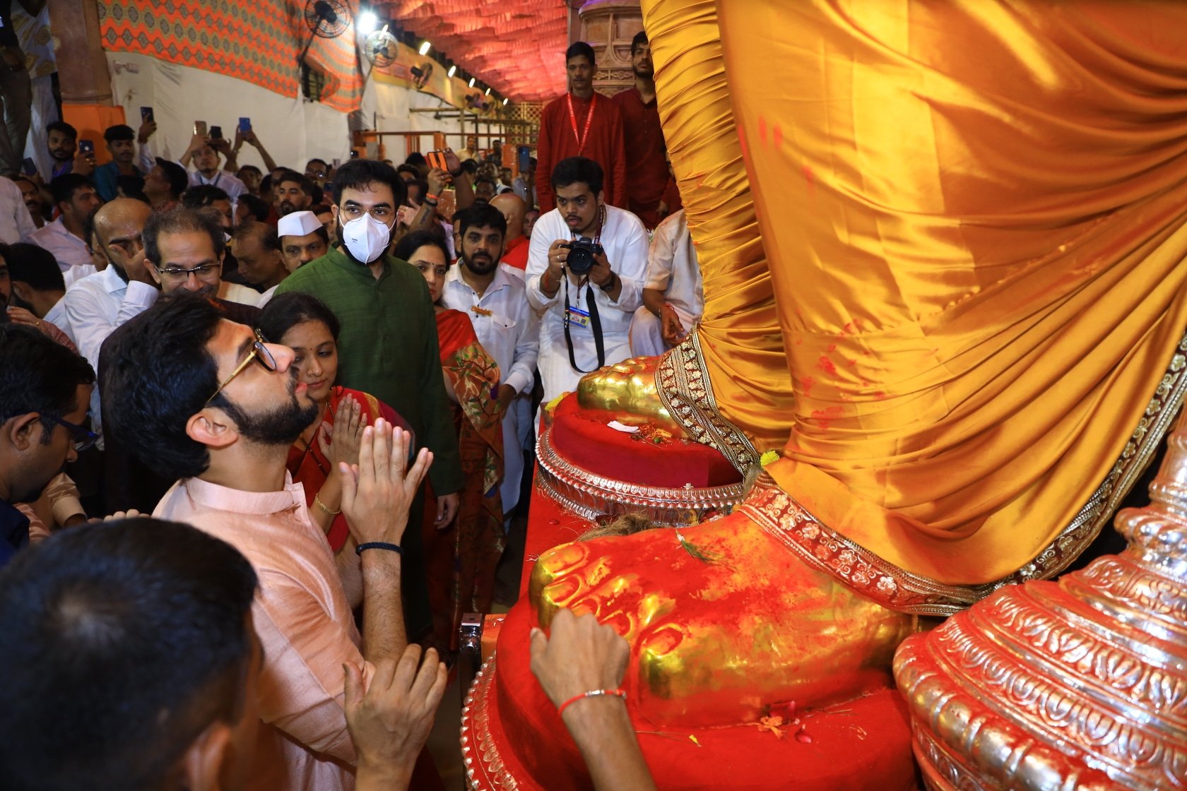 Ganesh Utsav 2022 Shiv Sena Leader Aditya Thackeray Visited Various Supporters home and Lalbagh Cha Raja With Ex CM Uddhav Thackeray