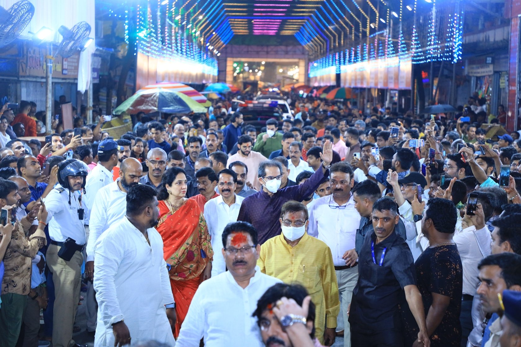 Ganesh Utsav 2022 Shiv Sena Leader Aditya Thackeray Visited Various Supporters home and Lalbagh Cha Raja With Ex CM Uddhav Thackeray