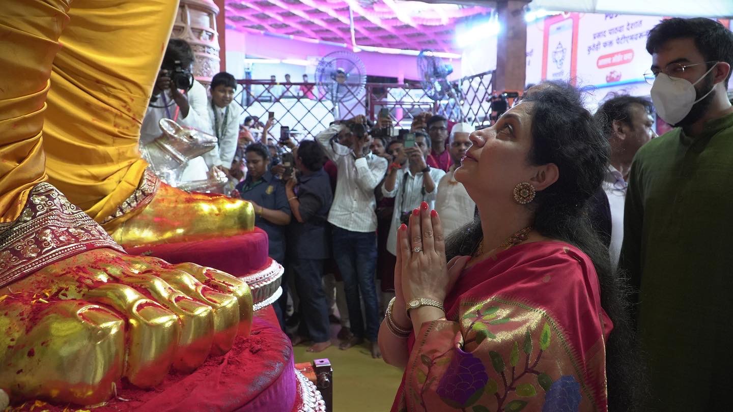 Ganesh Utsav 2022 Shiv Sena Leader Aditya Thackeray Visited Various Supporters home and Lalbagh Cha Raja With Ex CM Uddhav Thackeray