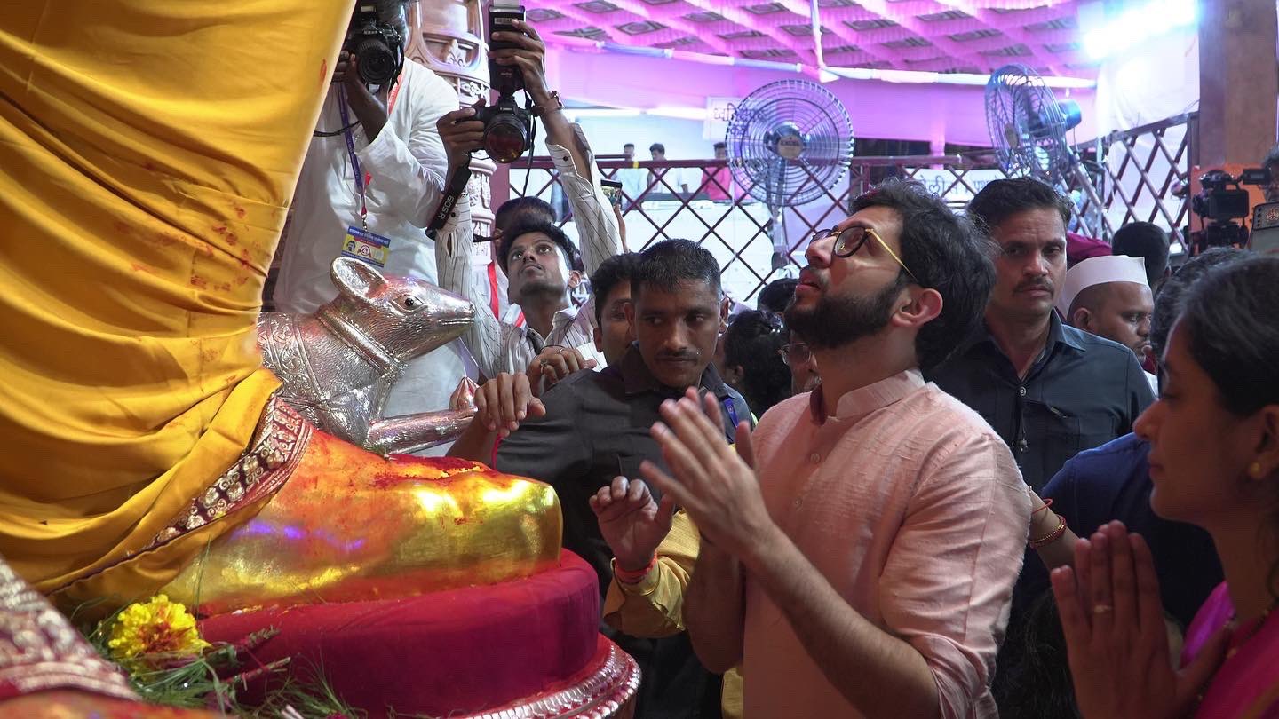 Ganesh Utsav 2022 Shiv Sena Leader Aditya Thackeray Visited Various Supporters home and Lalbagh Cha Raja With Ex CM Uddhav Thackeray