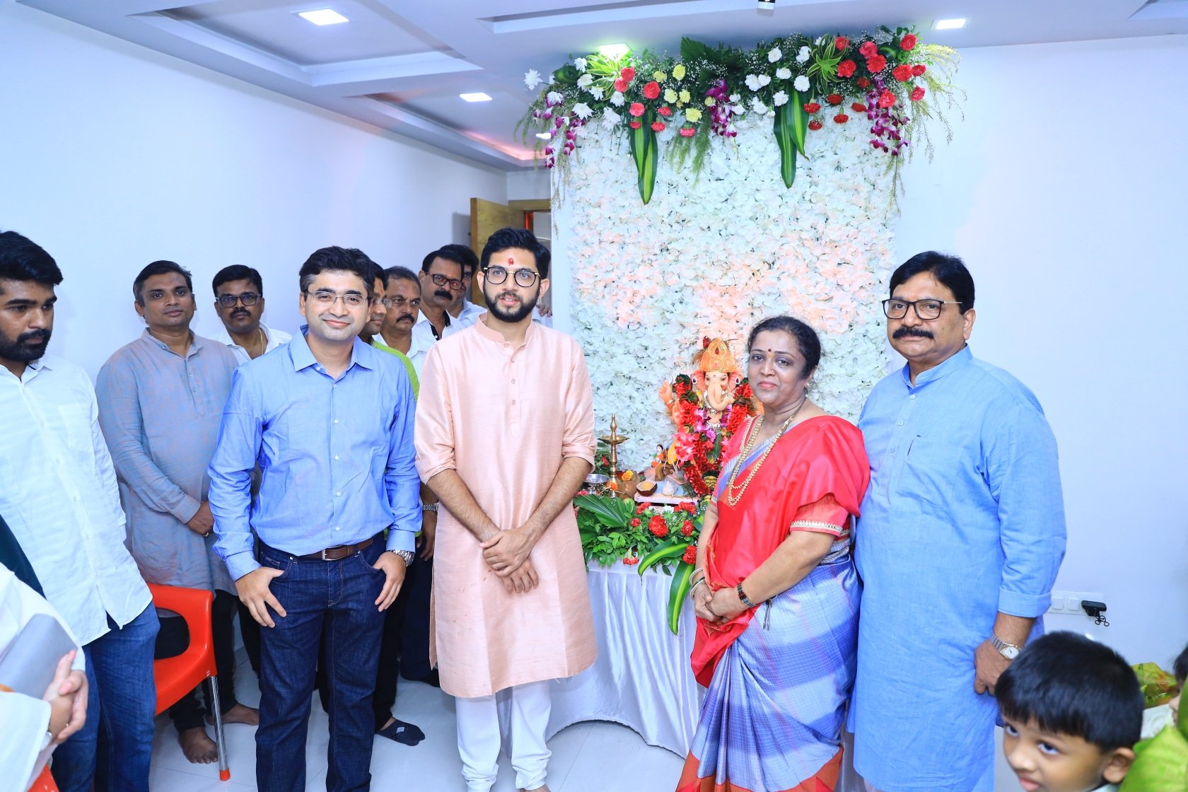 Ganesh Utsav 2022 Shiv Sena Leader Aditya Thackeray Visited Various Supporters home and Lalbagh Cha Raja With Ex CM Uddhav Thackeray