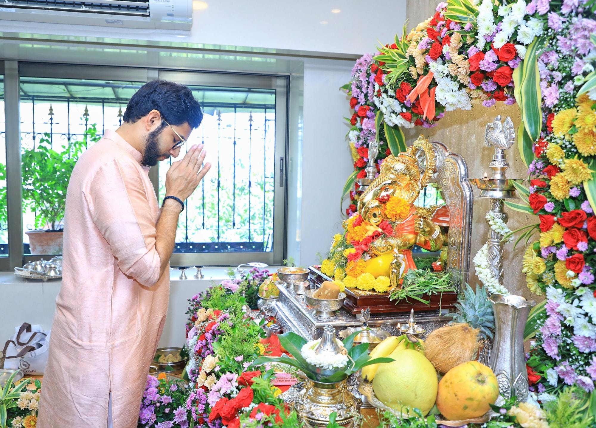 Ganesh Utsav 2022 Shiv Sena Leader Aditya Thackeray Visited Various Supporters home and Lalbagh Cha Raja With Ex CM Uddhav Thackeray