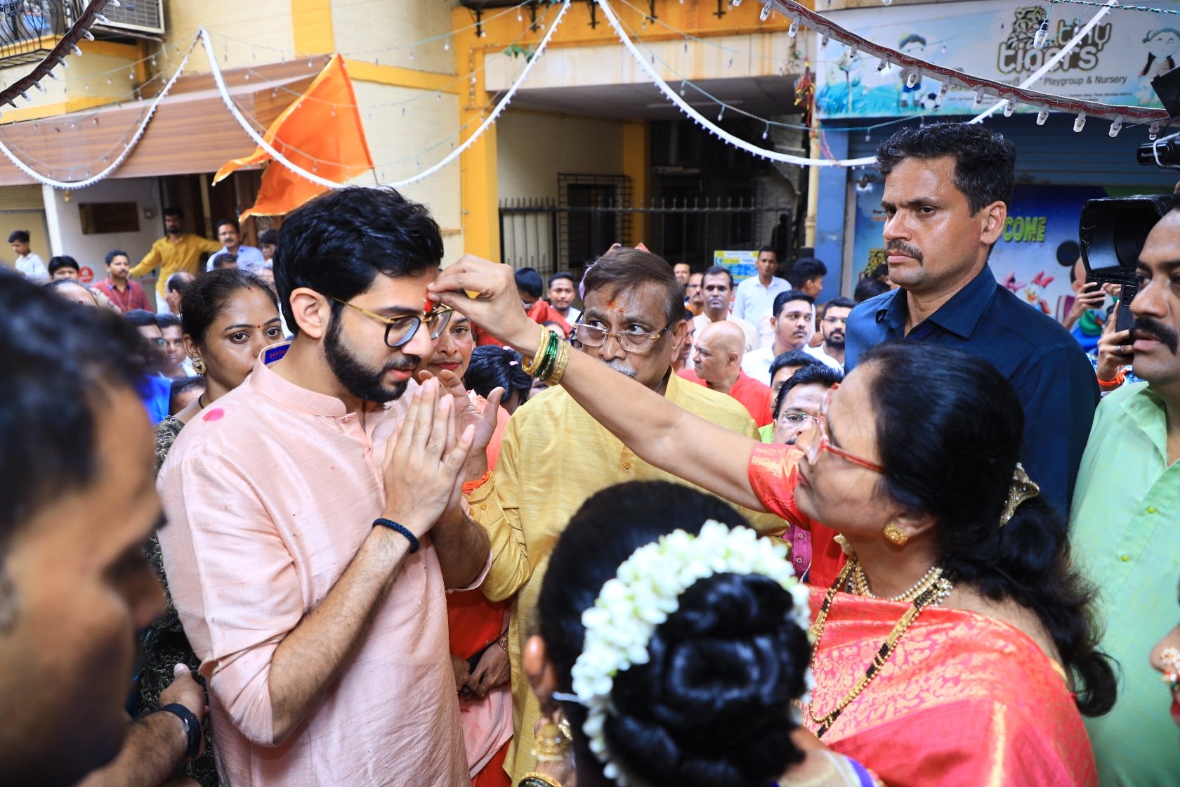 Ganesh Utsav 2022 Shiv Sena Leader Aditya Thackeray Visited Various Supporters home and Lalbagh Cha Raja With Ex CM Uddhav Thackeray